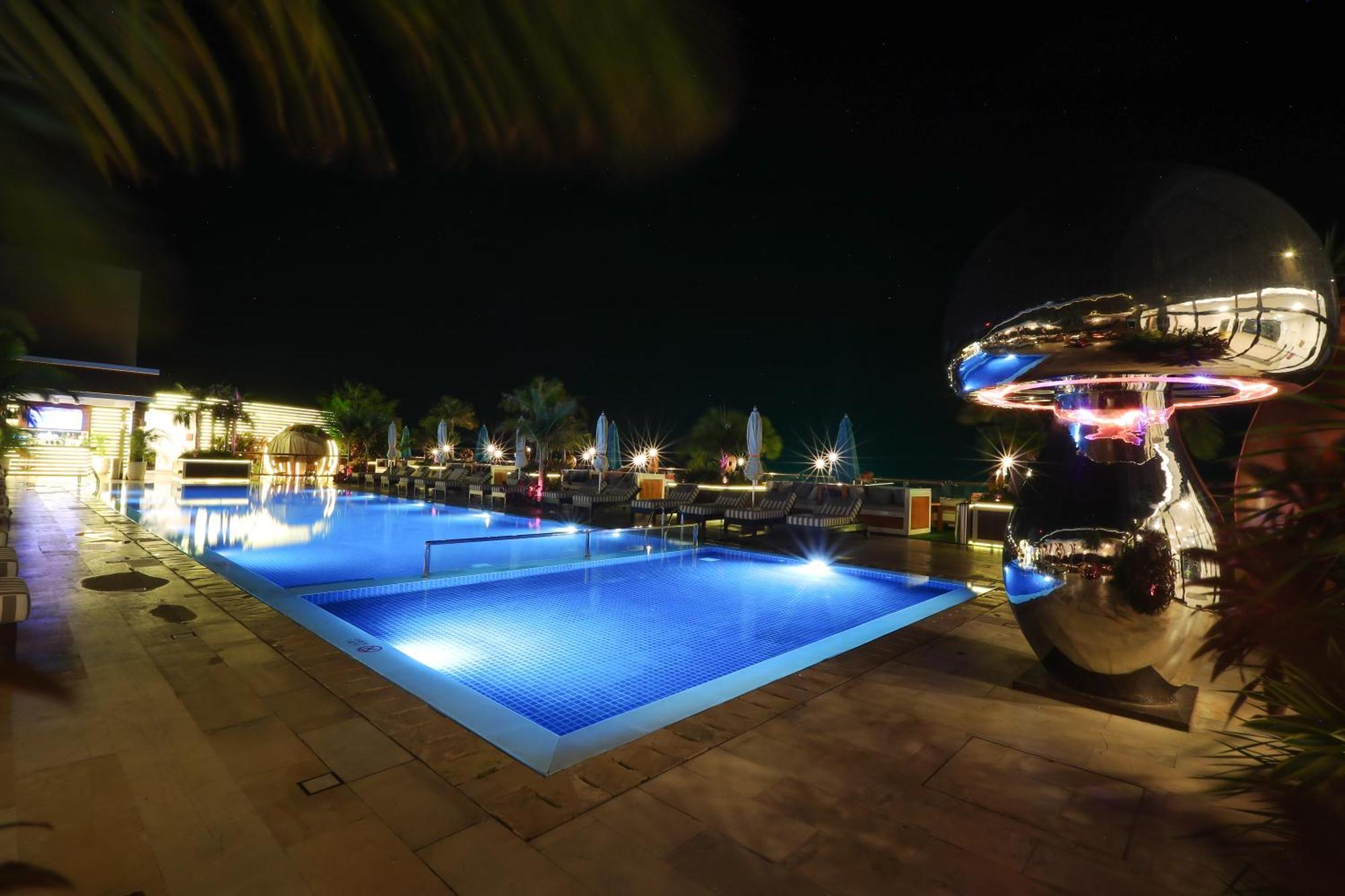 The Riyaz Lavanya Langkawi Pantai Cenang  Εξωτερικό φωτογραφία The pool at the hotel