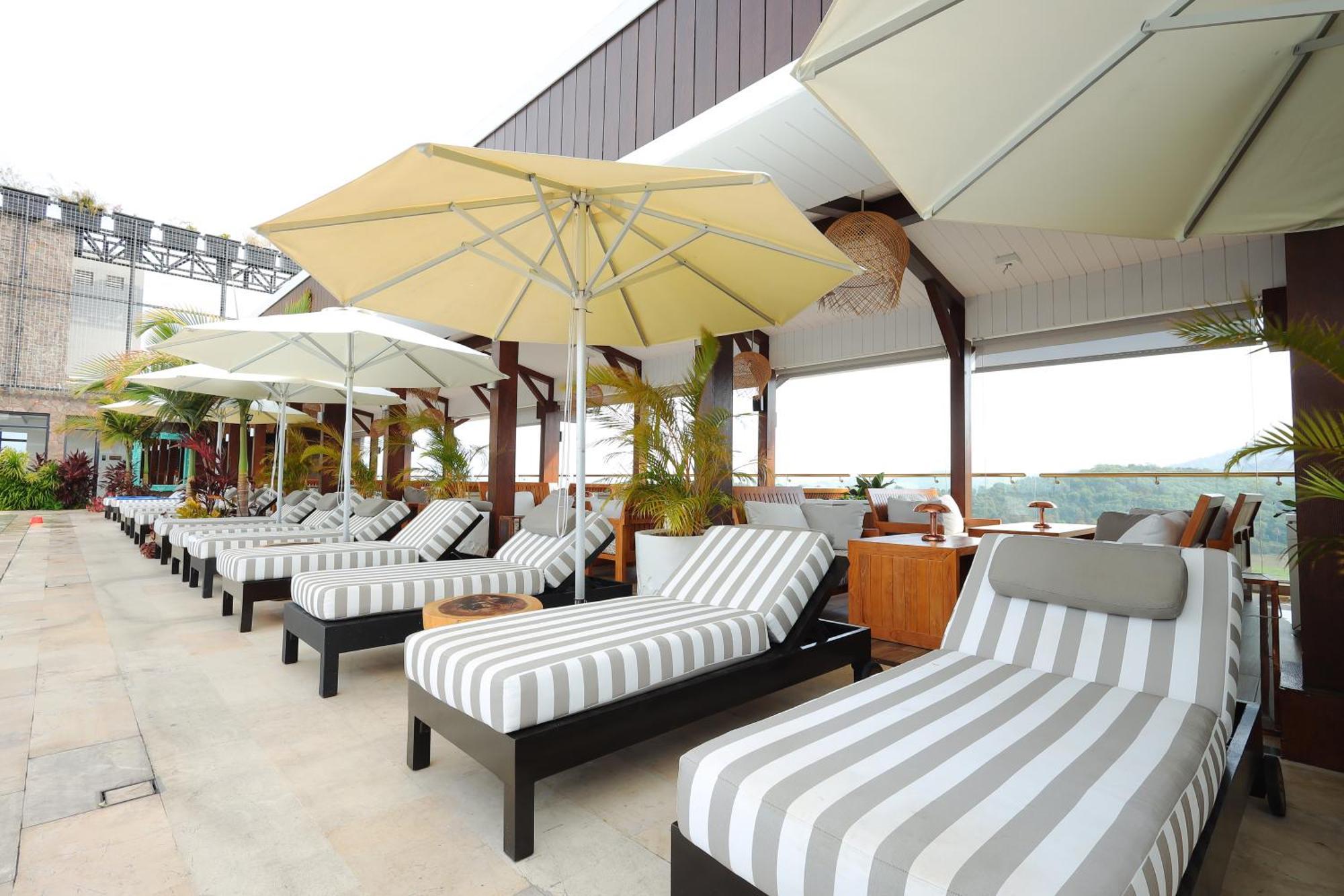 The Riyaz Lavanya Langkawi Pantai Cenang  Εξωτερικό φωτογραφία Rooftop pool at the hotel