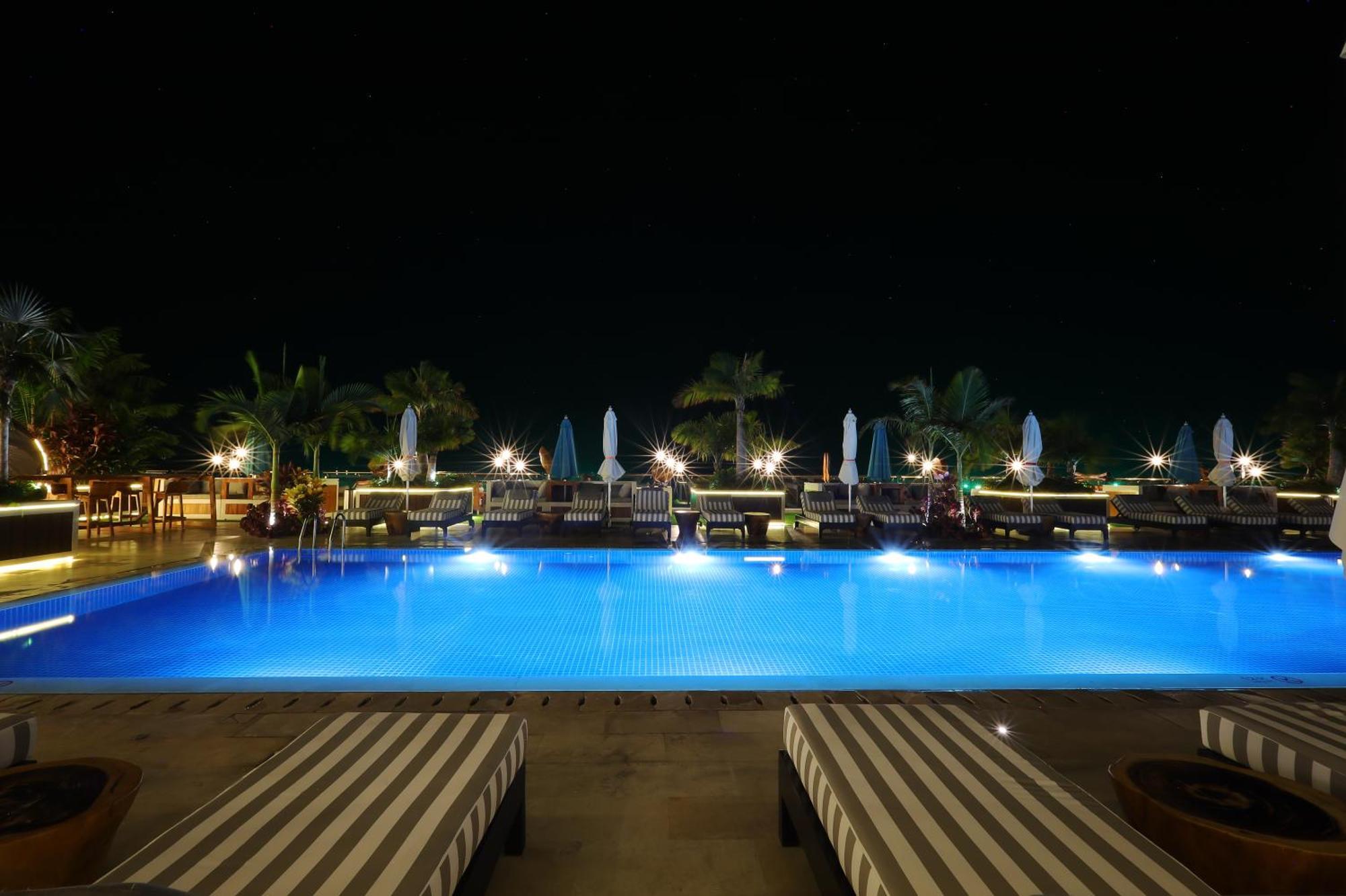The Riyaz Lavanya Langkawi Pantai Cenang  Εξωτερικό φωτογραφία The pool at night