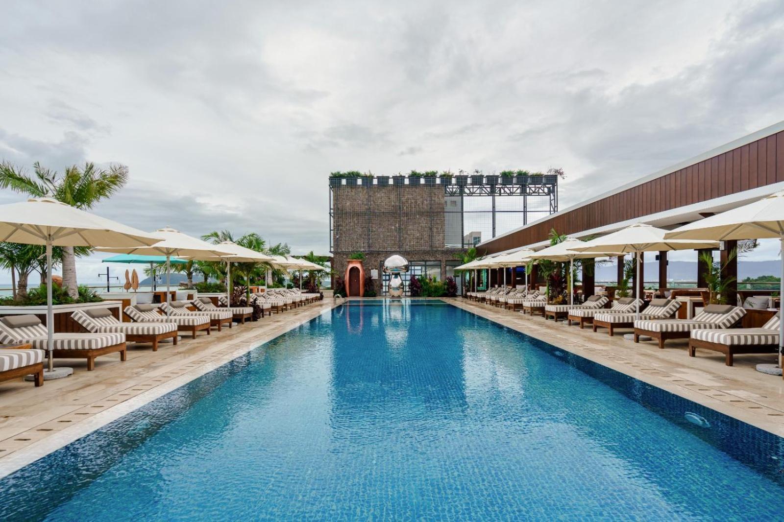 The Riyaz Lavanya Langkawi Pantai Cenang  Εξωτερικό φωτογραφία The rooftop pool at the hotel