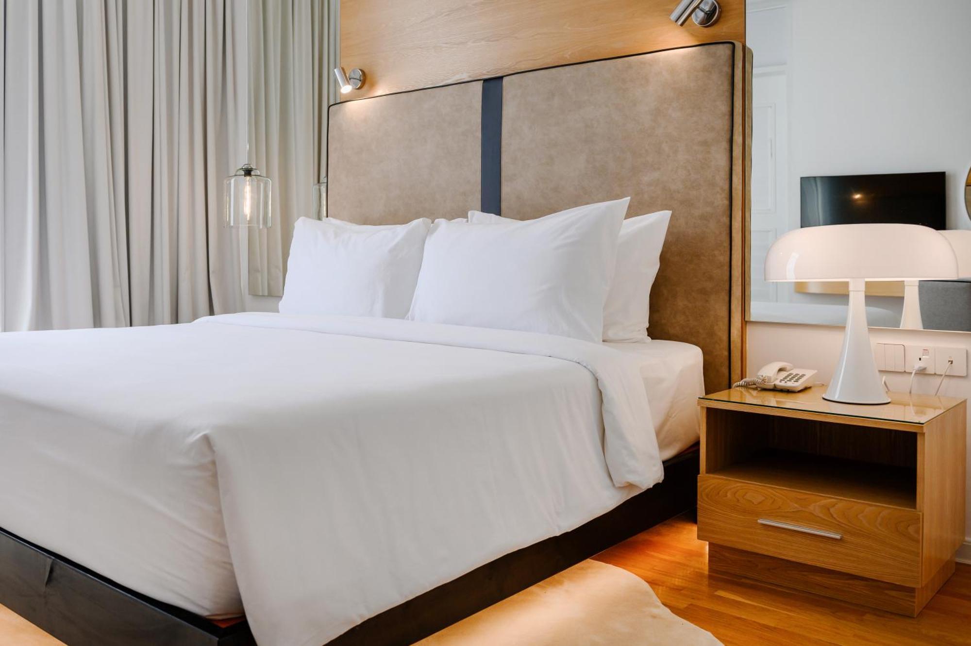 The Riyaz Lavanya Langkawi Pantai Cenang  Εξωτερικό φωτογραφία A bed with a nightstand